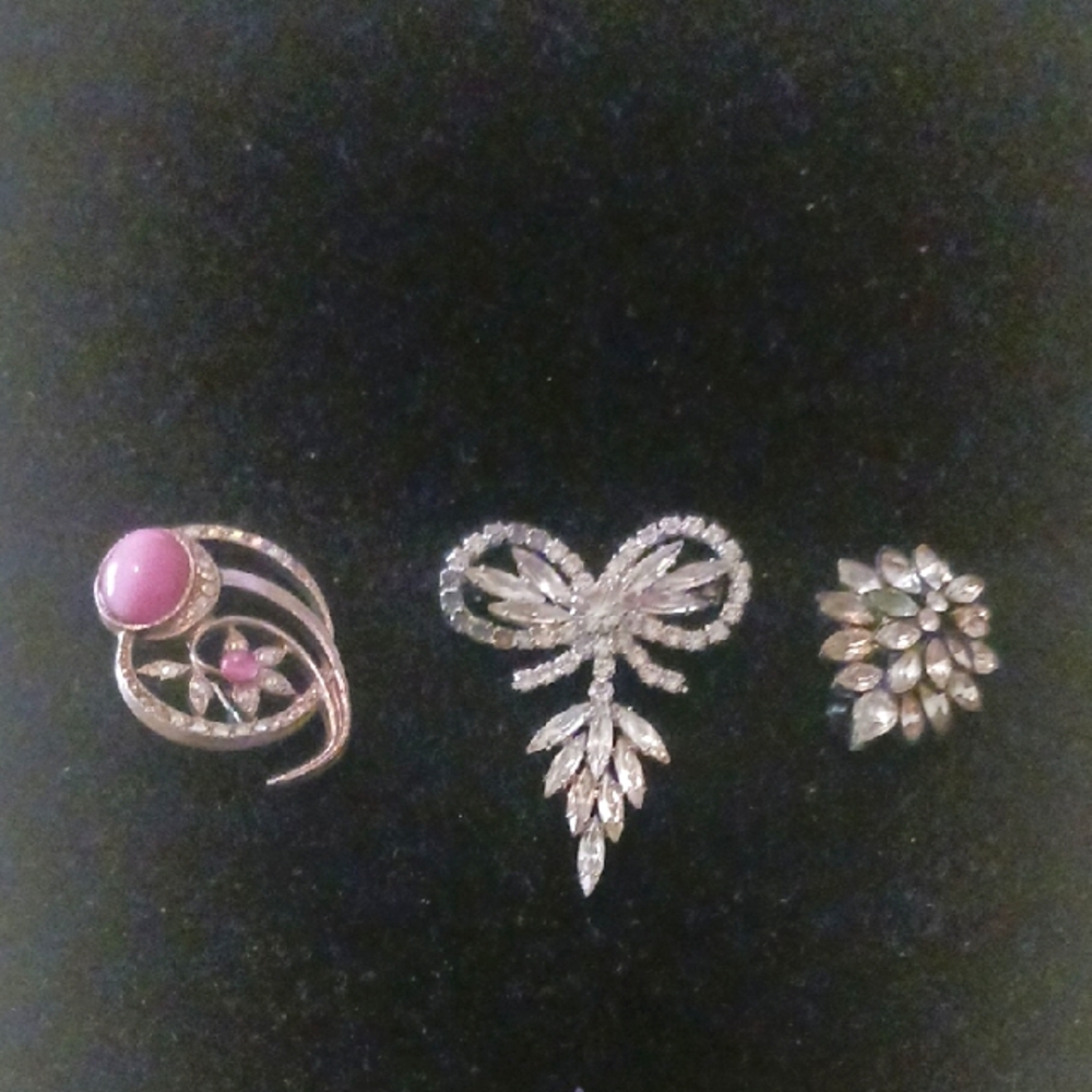Elegant Brooch Set with Pink and Silver Accents